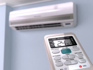 Controle remoto ajustando ar-condicionado para 24 graus.