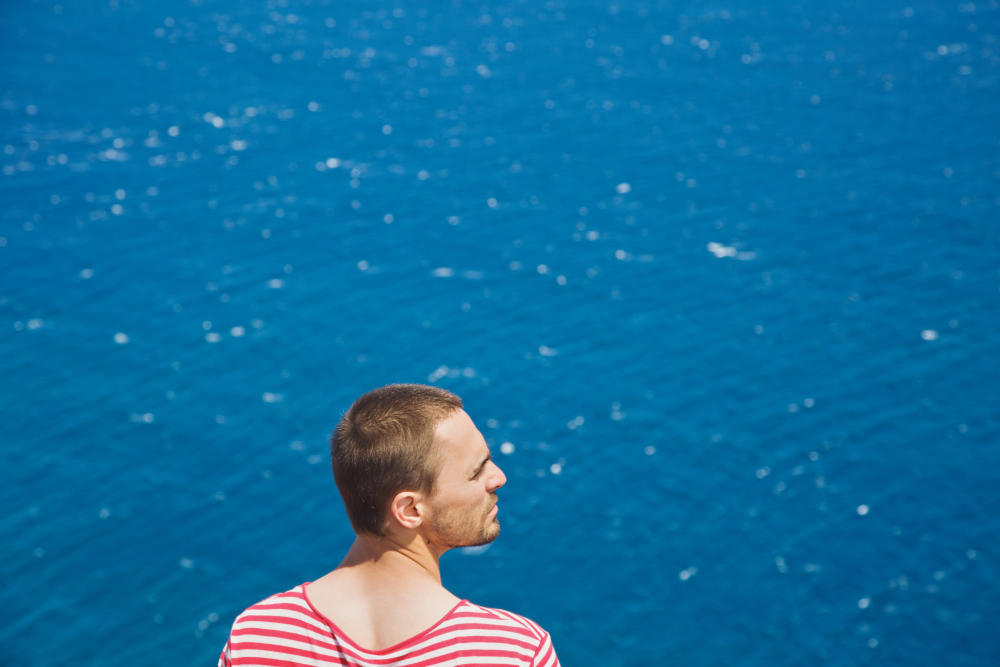 Entenda o conceito de blue mind e como morar na praia pode melhorar a saúde mental e reduzir os níveis de cortisol.