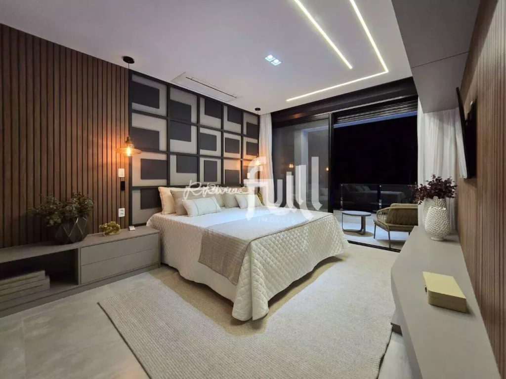 Quarto moderno e sofisticado com cama de casal, iluminação decorativa, painéis amadeirados e varanda integrada.