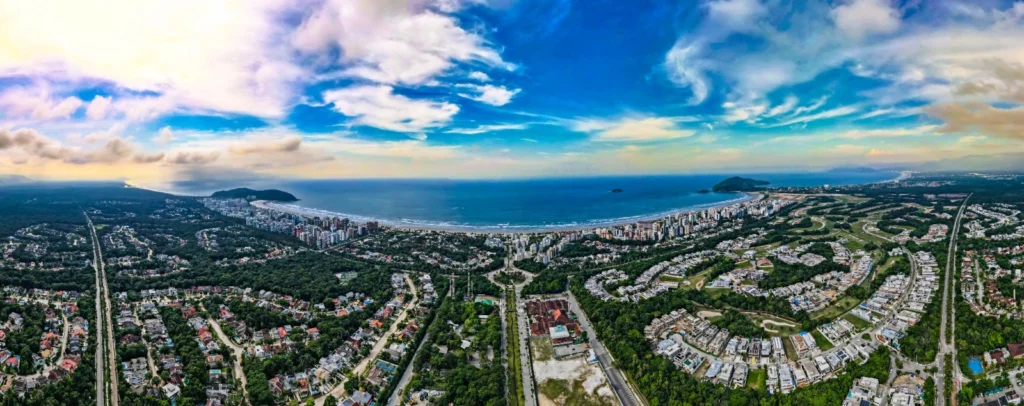 Vista aérea panorâmica da Riviera de São Lourenço cercada por áreas verdes, praias e o oceano.