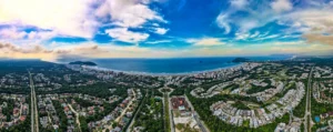 Vista aérea panorâmica da Riviera de São Lourenço cercada por áreas verdes, praias e o oceano.